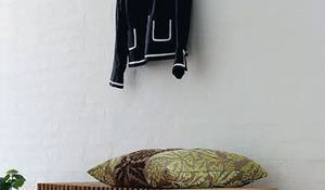 decorar-el-recibidor-con-muebles-de-madera.jpg