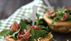 ensalada-de-jamon-y-rucula-en-cesta-comestible.jpg
