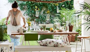 Comedor al aire libre decorado en tonos naturales