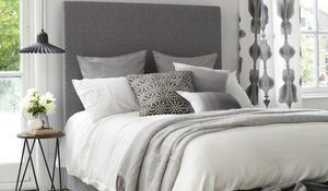 Dormitorio en tonos blancos y grises