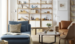 Salón de Ikea con sofá azul y librería al fondo