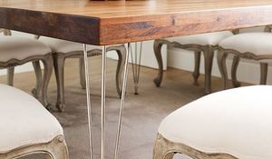 Mesa con patas metálicas