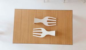 mesa-de-comedor-con-patas-de-cubiertos.jpg
