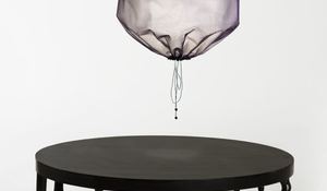 mesa-y-lampara-de-diseno-con-materiales-reciclados.jpg