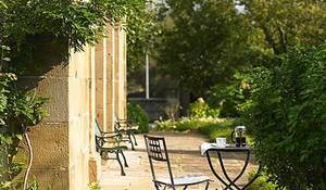 muebles-de-hierro-en-el-jardin.jpg