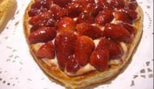 recetas-dulces-corazon-de-hojaldre-con-fresas.jpg