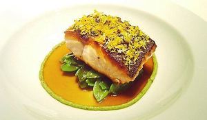 salmon-a-la-sal-con-tirabeques-y-emulsion-de-pistachos.jpg