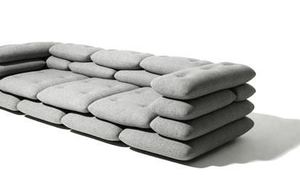 sofa-con-almohadones-como-sacos-de-cemento.jpg