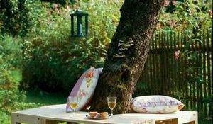 un-banco-bajo-el-arbol-del-jardin.jpg
