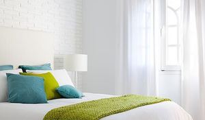 un-dormitorio-decorado-en-blanco.jpg
