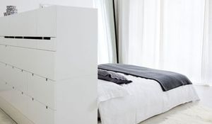 un-mueble-bajo-que-hace-las-veces-de-cabecero.jpg