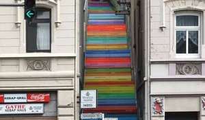 una-escalera-pintada-de-colores.jpg