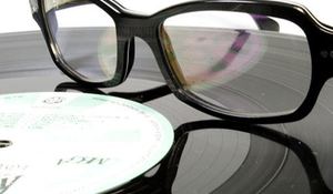vinylize-monturas-de-gafas-hechas-con-autenticos-discos-de-vinilo-reciclados.jpg