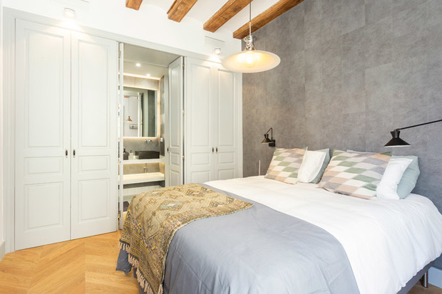 Dormitorio de una reforma de un piso antiguo en Barcelona