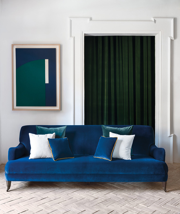 sofá tapizado en terciopelo azul clásico, el color de moda sofá tapizado en terciopelo azul clásico, el color de moda