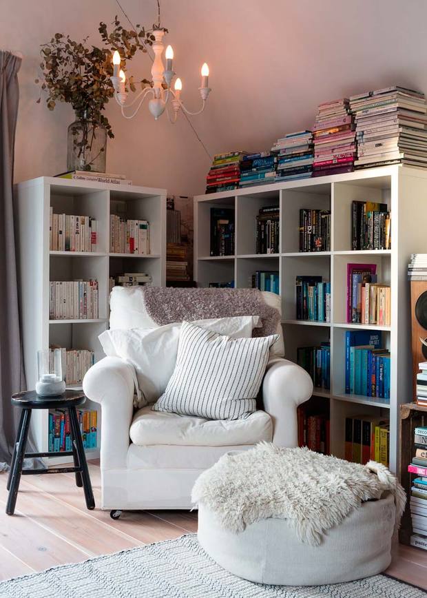 Rincón de lectura en moderno salón  Butacas para sala, Decoraciones de  casa, Rincón de lectura