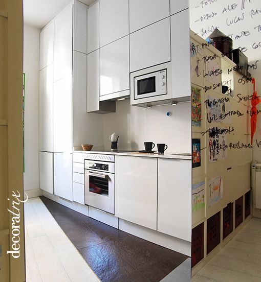 Cocina con muebles blancos