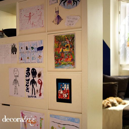 Trasera de la librería con dibujos infantiles