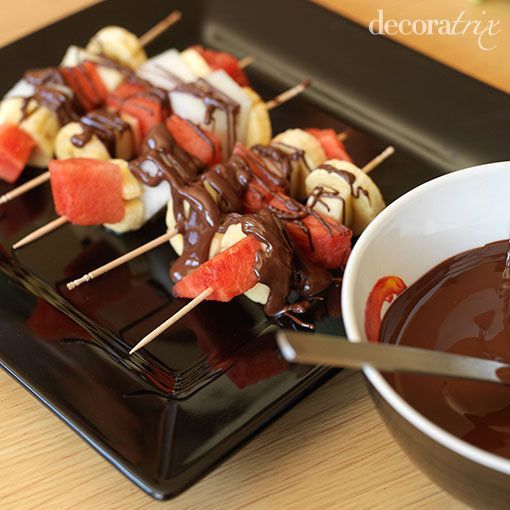 pincho-de-frutas-con-chocolante-caliente