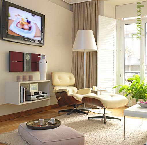 Salón de estilo moderno con chaise longue de Le Corbusier