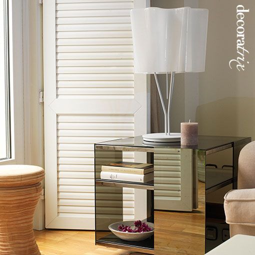 Salón de estilo moderno/mesita auxiliar de espejo