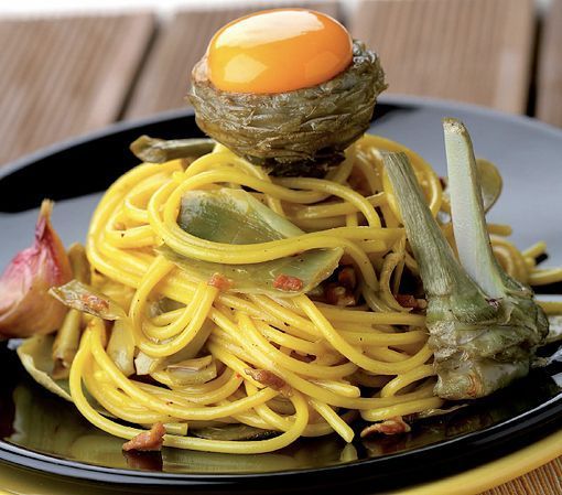 Espaguetis con alcachofas y yema de huevo