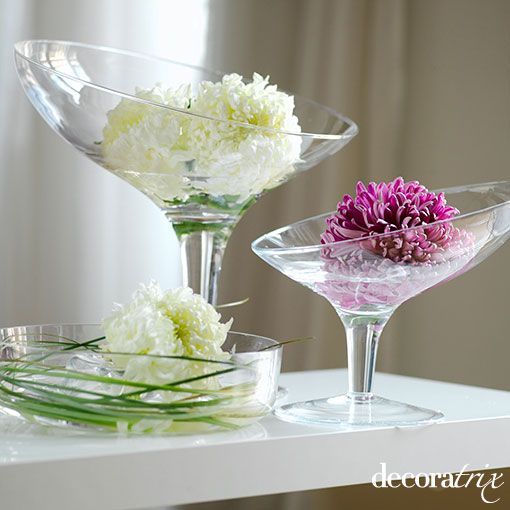 Delicados arreglos florales en copas de cristal