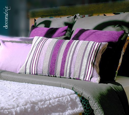 cojines-en-tonos-berenjenas-y-rosas