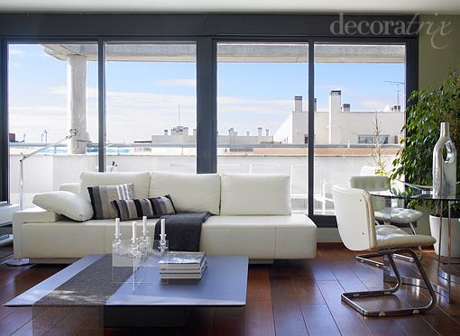 Salón de diseño inundado de luz natural