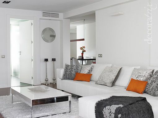 Salón decorado en blanco zona de estar