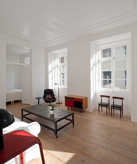 casa rehabilitada en lisboa pintada en blanco