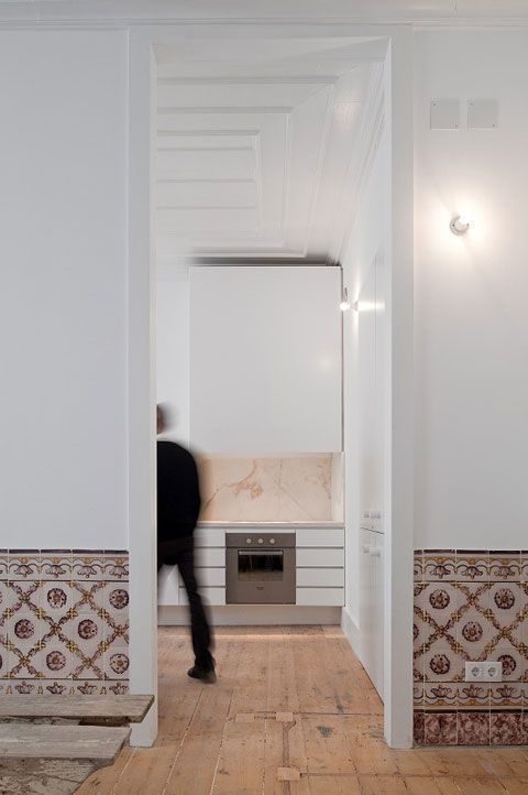 casa rehabilitada en lisboa paso a la cocina