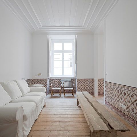 casa rehabilitada en lisboa con frisos de cerámica portuguesa
