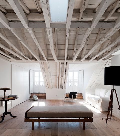 casa rehabilitada en lisboa con techos de madera
