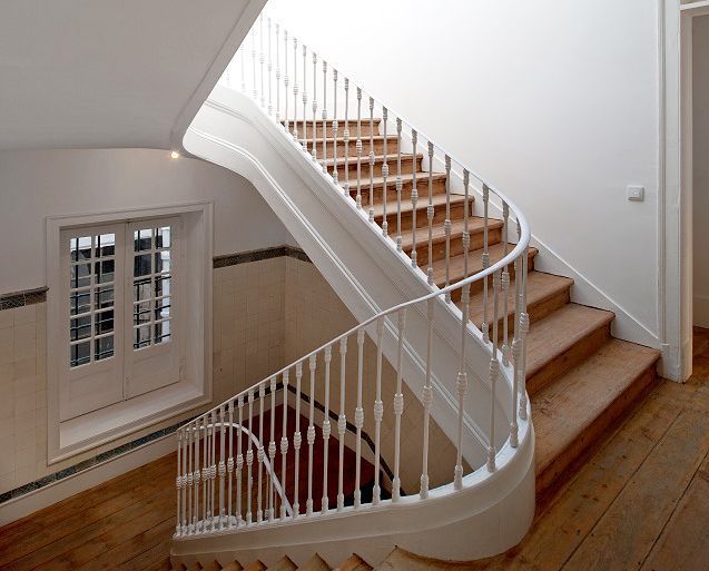 casa rehabilitada en lisboa escalera de madera