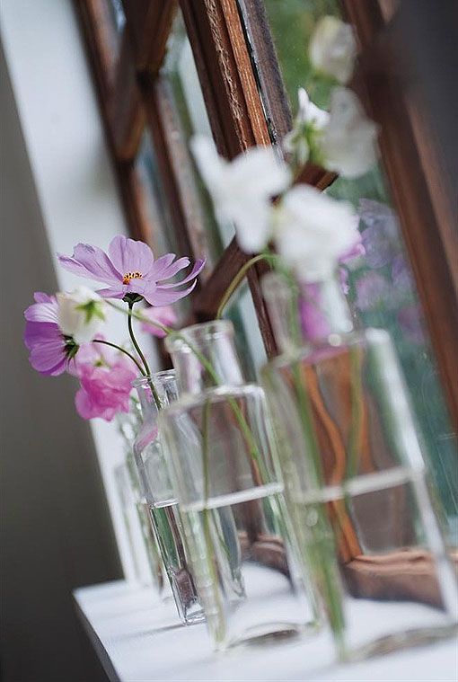 Repisa decorada con jarrones de cristal.