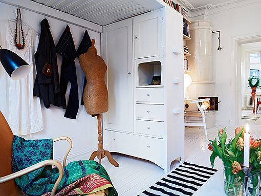 Zona de estar bajo el altillo