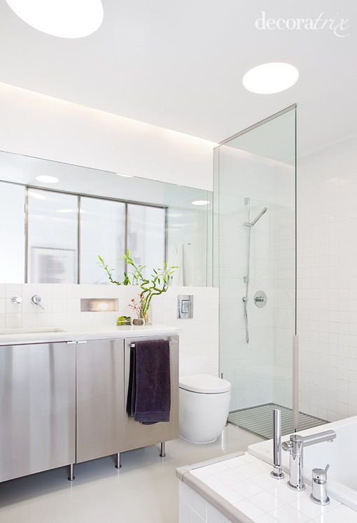 Cuarto de baño en blanco y cristal