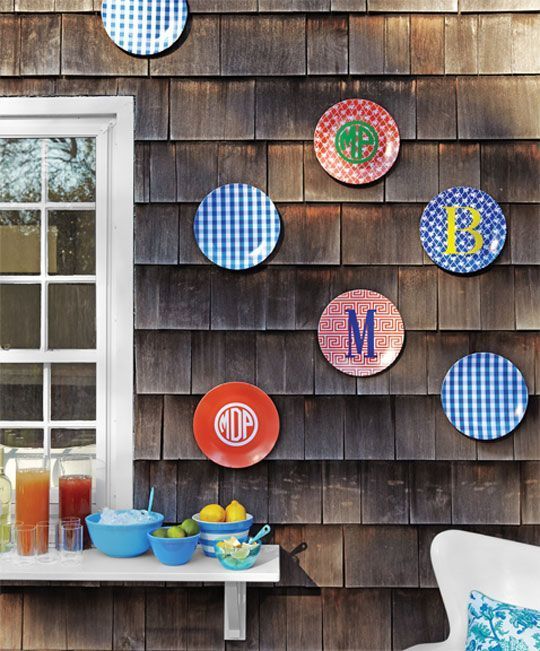 Platos repartidos por la pared