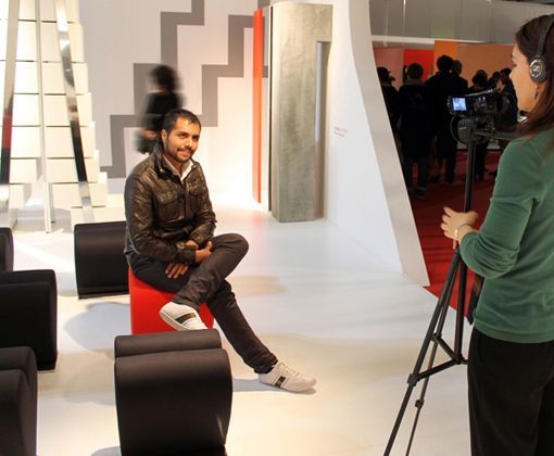 Joel Escalona en la presentación de su banco moderno Love