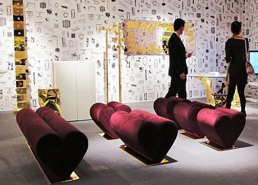 Bancos modernos, de Joel Escalona, en color berenjena