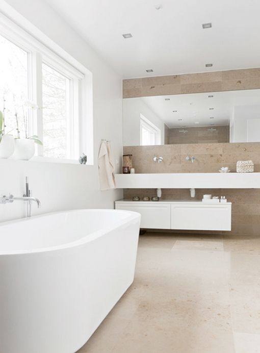 Cuarto de baño con piedra caliza en una casa moderna