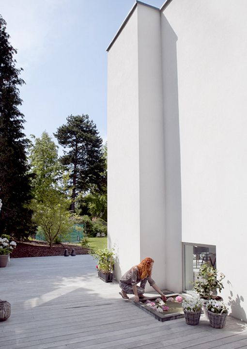 Pequeño estanque y fachada de una casa moderna