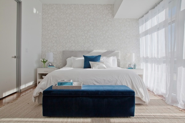 Dormitorio luminoso y acogedor, decorado en blanco y azul