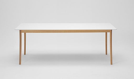 Mesa y sillas en Corian y madera de Jasper Morrison para Maruni