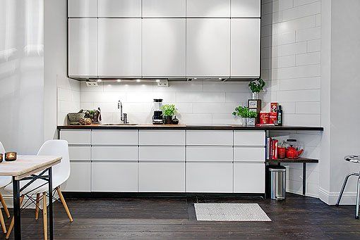 Cocina con muebles blancos