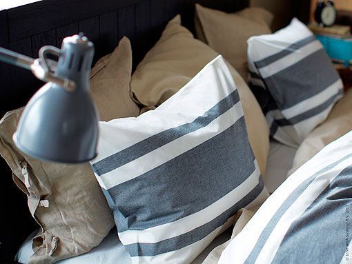 Textiles lisos y a rayas en tonos azules, blancos y tostados