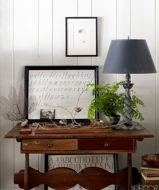 escritorio con objetos decorativos