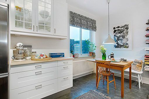 Cocina blanca con comedor de madera