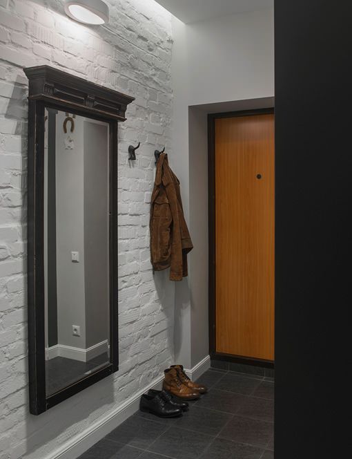 Piso de soltero/entrada con espejo